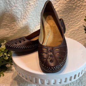 Bass Brown Leather Low Heel Moccasin Style with Floral Accents